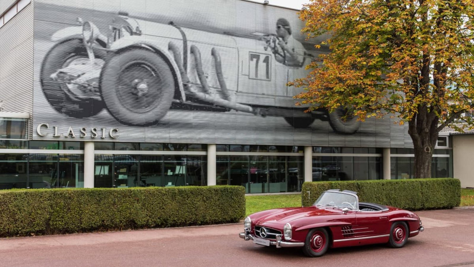 Das Mercedes-Benz Classic Center in Fellbach beinhaltet eine Fläche von 18.000 Quadratmetern, unter anderem mit einem Showroom und Werkstattbereichen. Der 300 SL Roadster, gebaut von 1957 bis 1963, zählt mit gebauten 1858 Exemplaren zu den begehrtesten Mercedes-Klassikern.Mercedes-Benz AG
