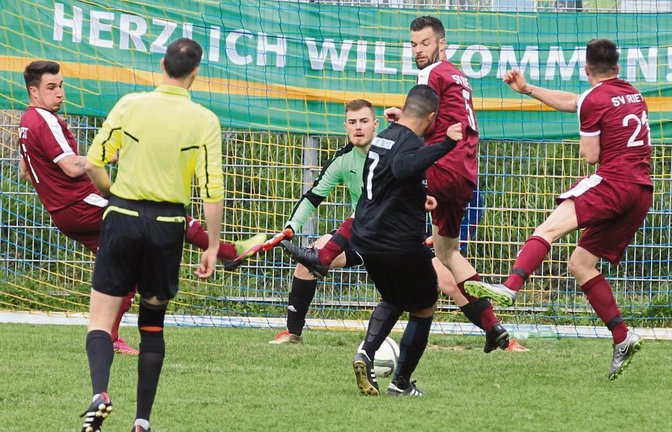 Weder Sandro Aprigliano (links) noch Maurizio Aprigliano und Björn Kachel (von rechts) können den Schuss von Can Kaya unterbinden. Riets Torwart Denis Rommel (Vierter von rechts) bekommt aber noch die Fußspitze an den Ball. Foto: Nachreiner