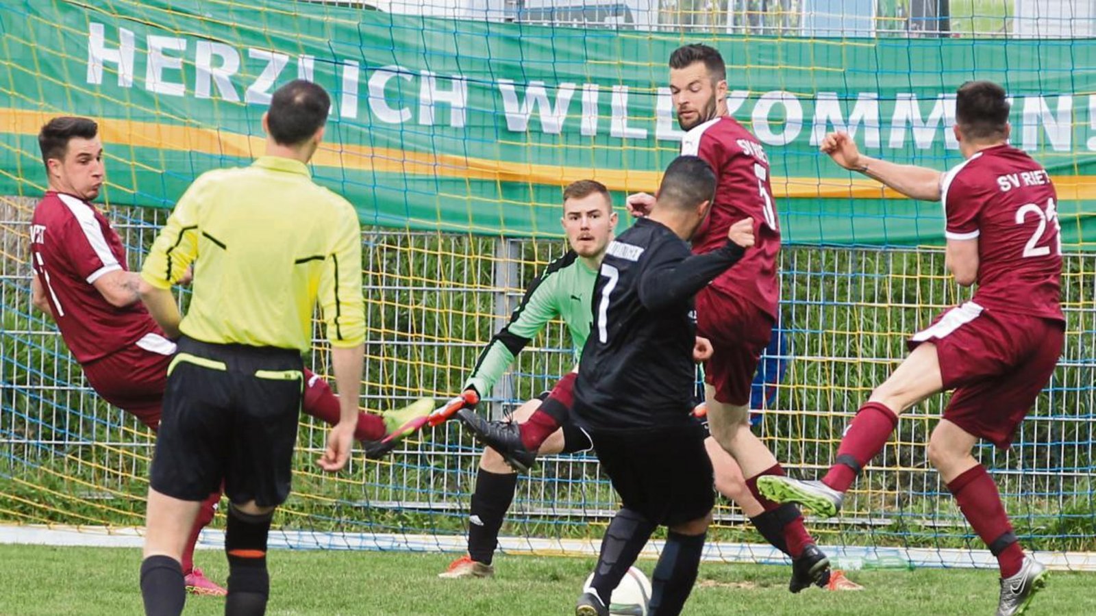Weder Sandro Aprigliano (links) noch Maurizio Aprigliano und Björn Kachel (von rechts) können den Schuss von Can Kaya unterbinden. Riets Torwart Denis Rommel (Vierter von rechts) bekommt aber noch die Fußspitze an den Ball. Foto: Nachreiner Weder Sandro Aprigliano (links) noch Maurizio Aprigliano und Björn Kachel (von rechts) können den Schuss von Can Kaya unterbinden. Riets Torwart Denis Rommel (Vierter von rechts) bekommt aber noch die Fußspitze an den Ball. Foto: Nachreiner