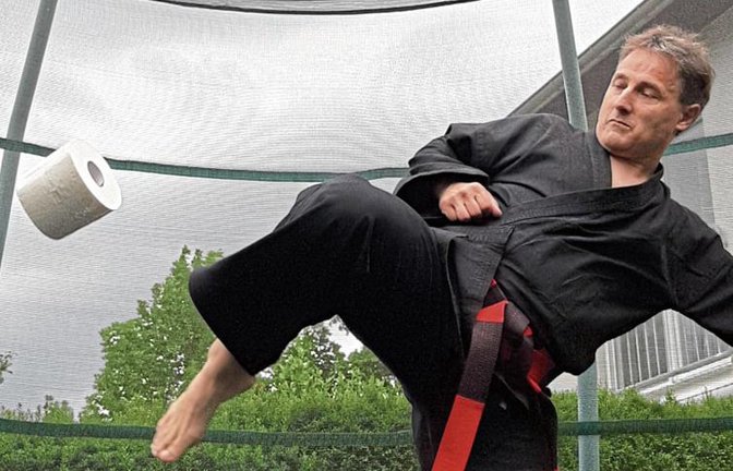 Der sogenannte Toilet-Paper-Kick hat es Achim Haubennestel angetan: „Ich könnte mir vorstellen, dass diese Disziplin ein Bestandteil meines Trainings wird.“ Foto: privat