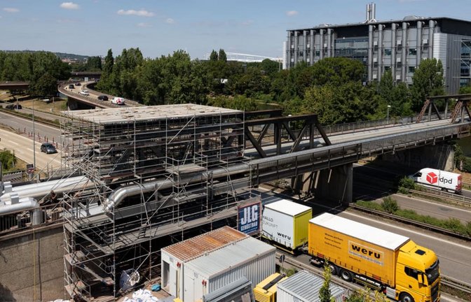 In den kommenden Tagen wird das Gerüst für die Sanierung des Daimlerstegs abgebaut, die Arbeiten nach dem Volksfest fortgesetzt. Dafür wird der Asphalt auf der B10 und der Zufahrtsrampe zur B14 erneuert.<span class='image-autor'>Lichtgut/Leif Piechowski</span>