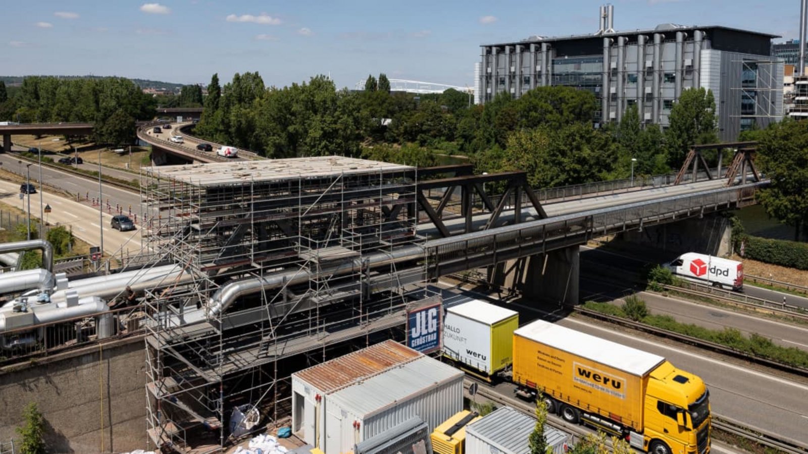 In den kommenden Tagen wird das Gerüst für die Sanierung des Daimlerstegs abgebaut, die Arbeiten nach dem Volksfest fortgesetzt. Dafür wird der Asphalt auf der B10 und der Zufahrtsrampe zur B14 erneuert.Lichtgut/Leif Piechowski In den kommenden Tagen wird das Gerüst für die Sanierung des Daimlerstegs abgebaut, die Arbeiten nach dem Volksfest fortgesetzt. Dafür wird der Asphalt auf der B10 und der Zufahrtsrampe zur B14 erneuert.Lichtgut/Leif Piechowski
