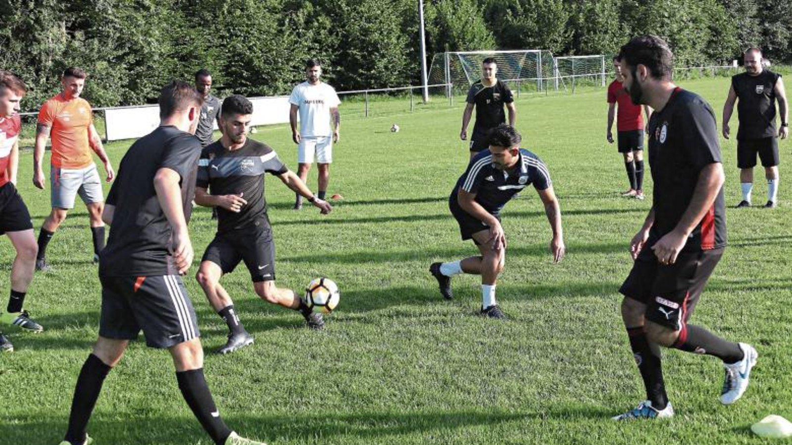 Standard-Aufwärmprogramm im Strudelbachtal: Eckle spielen Foto: Küppers