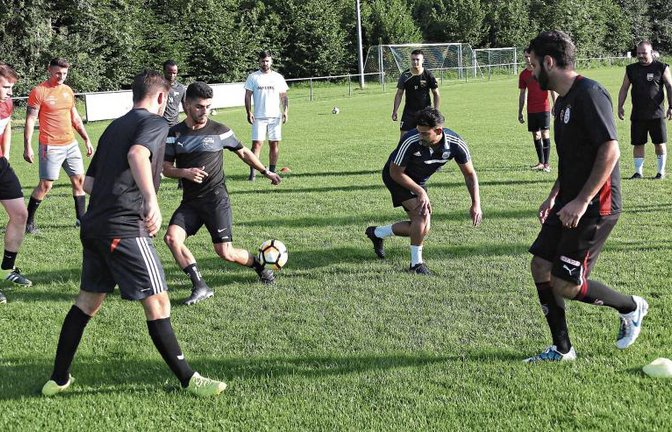 Standard-Aufwärmprogramm im Strudelbachtal: Eckle spielen Foto: Küppers