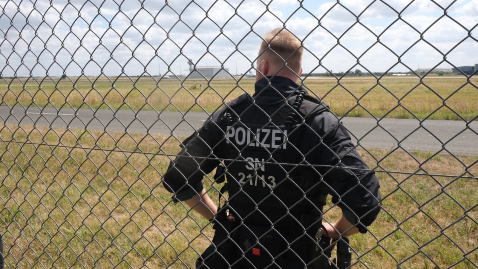 Ein Polizist steht auf dem Gelände des Flughafens Leipzig/Halle.Sebastian Willnow/dpa Ein Polizist steht auf dem Gelände des Flughafens Leipzig/Halle.Sebastian Willnow/dpa