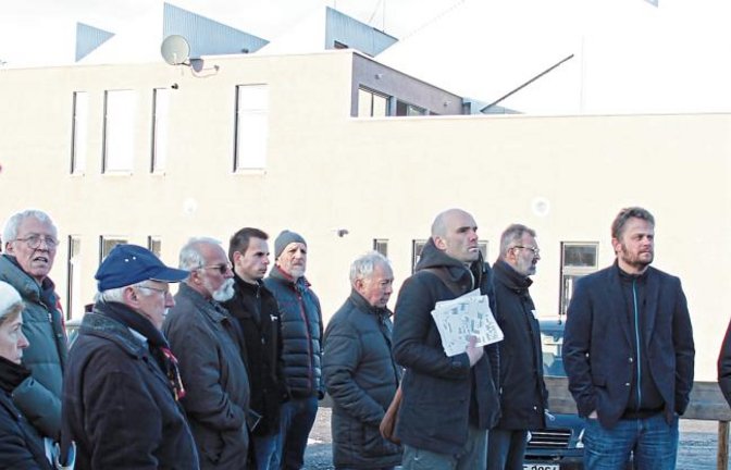 Bauamtsleiter Thomas Mörmann spricht auf dem Areal „Hinter dem Fitnessstudio“ in Illingen über die Möglichkeiten und Grenzen der Ausgestaltung des Terrains.  Foto: Romanowski