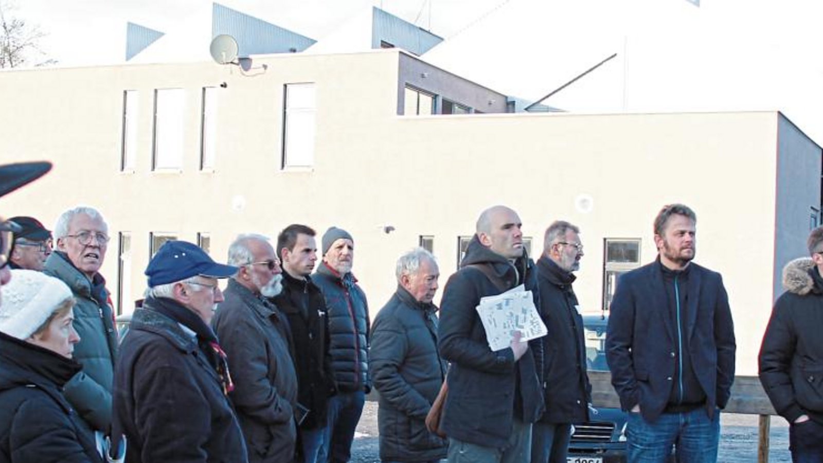 Bauamtsleiter Thomas Mörmann spricht auf dem Areal „Hinter dem Fitnessstudio“ in Illingen über die Möglichkeiten und Grenzen der Ausgestaltung des Terrains. Foto: Romanowski Bauamtsleiter Thomas Mörmann spricht auf dem Areal „Hinter dem Fitnessstudio“ in Illingen über die Möglichkeiten und Grenzen der Ausgestaltung des Terrains. Foto: Romanowski