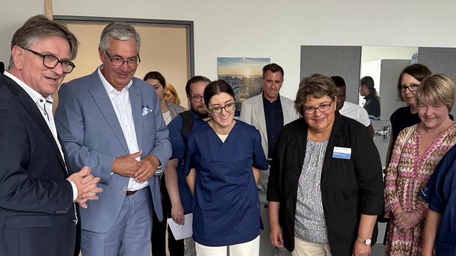 Minister Manfred Lucha (links) und Landrat Dietmar Allgaier (rechts daneben) im Skills Lab der Pflegeschule der RKH Gesundheit. Foto: LL/Markus Schöll Minister Manfred Lucha (links) und Landrat Dietmar Allgaier (rechts daneben) im Skills Lab der Pflegeschule der RKH Gesundheit. Foto: LL/Markus Schöll