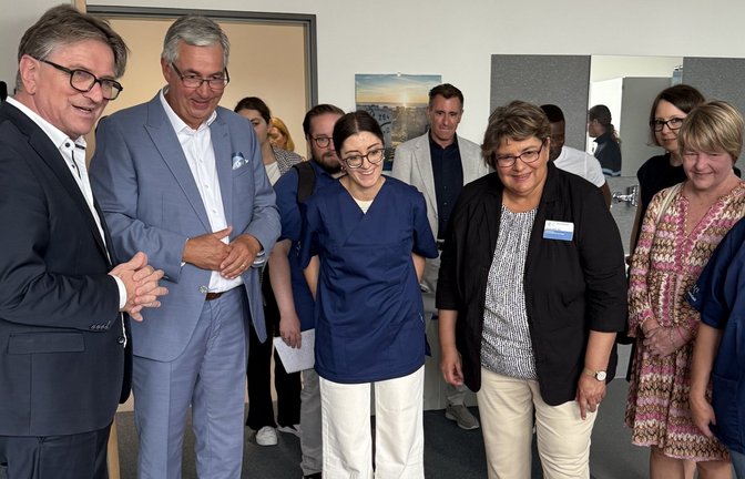 Minister Manfred Lucha (links) und Landrat Dietmar Allgaier (rechts daneben) im Skills Lab der Pflegeschule der RKH Gesundheit. <span class='image-autor'>Foto: LL/Markus Schöll</span>
