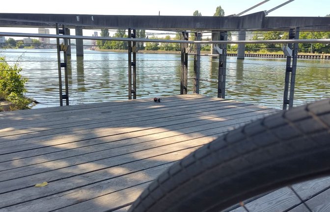 Ein Highlight auf der Neckartour: Die Flussterrasse bei Stuttgart-Untertürkheim. Hier lässt es sich aushalten.<span class='image-autor'>Judith A. Sägesser</span>