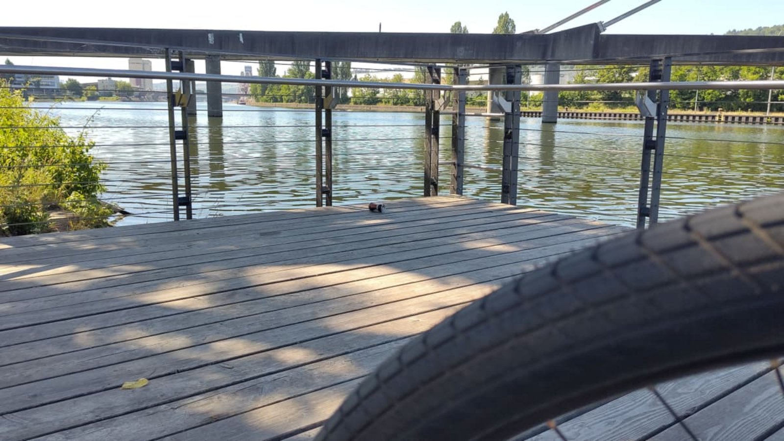 Ein Highlight auf der Neckartour: Die Flussterrasse bei Stuttgart-Untertürkheim. Hier lässt es sich aushalten.Judith A. Sägesser Ein Highlight auf der Neckartour: Die Flussterrasse bei Stuttgart-Untertürkheim. Hier lässt es sich aushalten.Judith A. Sägesser