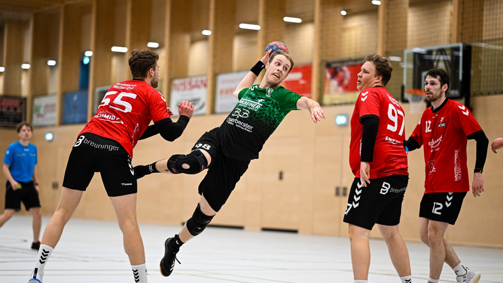 Die Abwehr des HC Metter-Enz (rote Trikots) soll am Sonntag zum Erfolgsfaktor werden. Foto: Krause