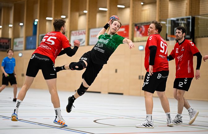 Die Abwehr des HC Metter-Enz (rote Trikots) soll am Sonntag zum Erfolgsfaktor werden. <span class='image-autor'>Foto: Krause</span>