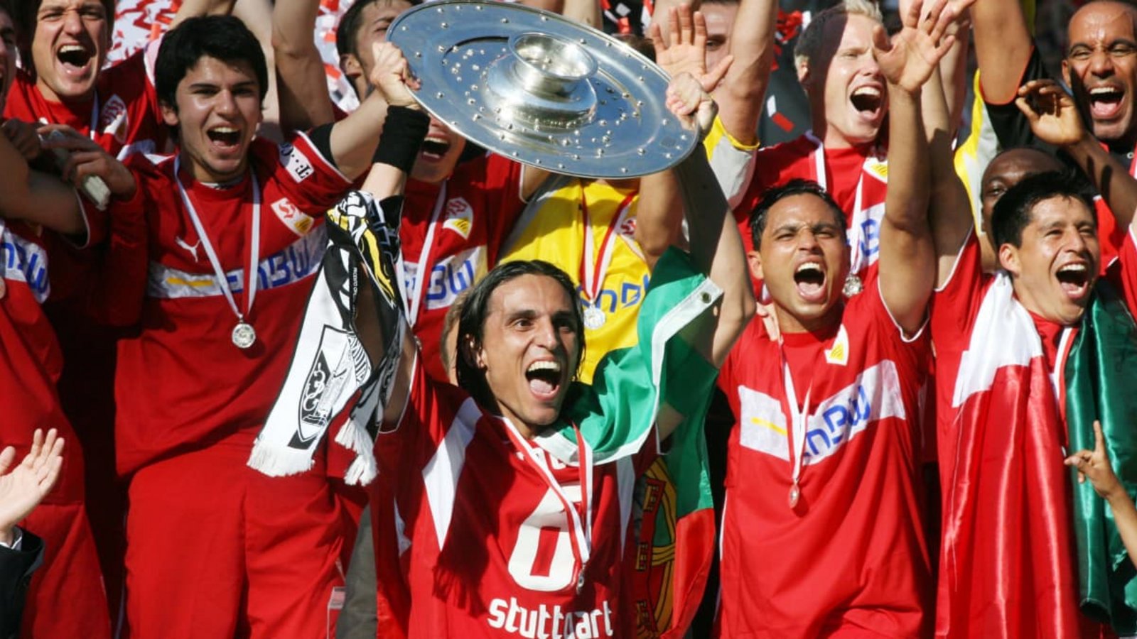 Das Trikot, mit dem der VfB Stuttgart rund um Spielführer Fernando Meira in der Saison 2006/07 die Deutsche Meisterschaft feierte, wird in Bad Cannstatt immer in Erinnerung bleiben.imago images/Sportfoto Rudel