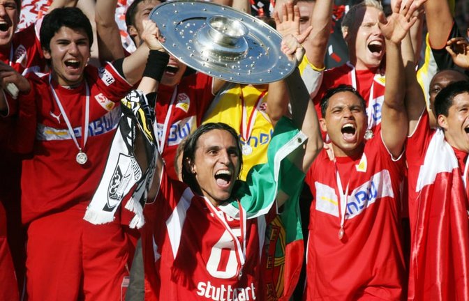 Das Trikot, mit dem der VfB Stuttgart rund um Spielführer Fernando Meira in der Saison 2006/07 die Deutsche Meisterschaft feierte, wird in Bad Cannstatt immer in Erinnerung bleiben.<span class='image-autor'>imago images/Sportfoto Rudel</span>