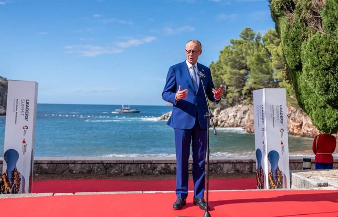 Schöne Kulisse, schwierige Fragen: Kanzler Friedrich Merz (CDU) beim Westbalkan-Treffen in Montenegro.<span class='image-autor'>Michael Kappeler/dpa</span>