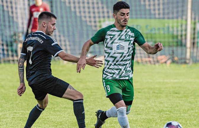 Hakan Atalay (rechts), der hier Marc Tröger stehen lässt, bringt den VfR Sersheim gegen die SGM Riexingen mit seinem 1:0 auf die Siegerstraße. Foto: Leitner