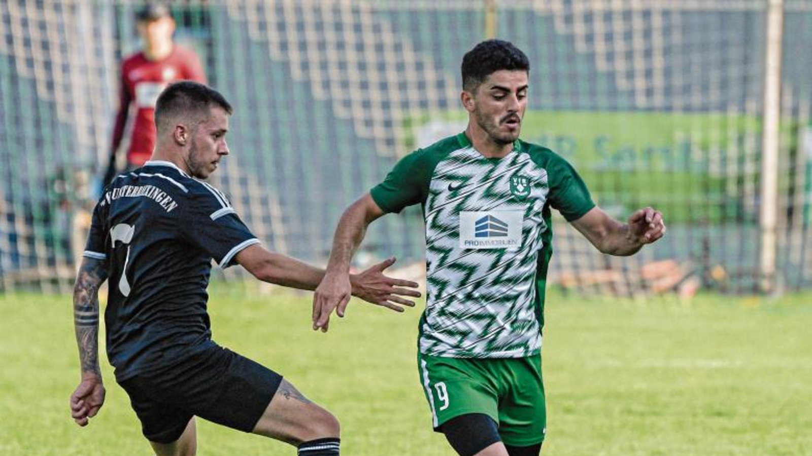 Hakan Atalay (rechts), der hier Marc Tröger stehen lässt, bringt den VfR Sersheim gegen die SGM Riexingen mit seinem 1:0 auf die Siegerstraße. Foto: Leitner