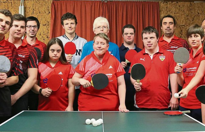 Sportler des TSV Großglattbach und der Lebenshilfe Vaihingen/Mühlacker treffen sich jede Woche zum gemeinsamen Tischtennisspiel im Keller der TSV-Halle. Fotos: Küppers