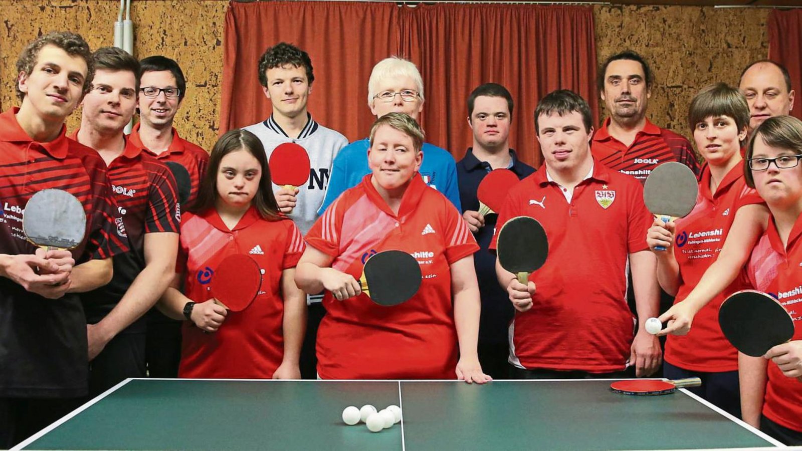 Sportler des TSV Großglattbach und der Lebenshilfe Vaihingen/Mühlacker treffen sich jede Woche zum gemeinsamen Tischtennisspiel im Keller der TSV-Halle. Fotos: Küppers