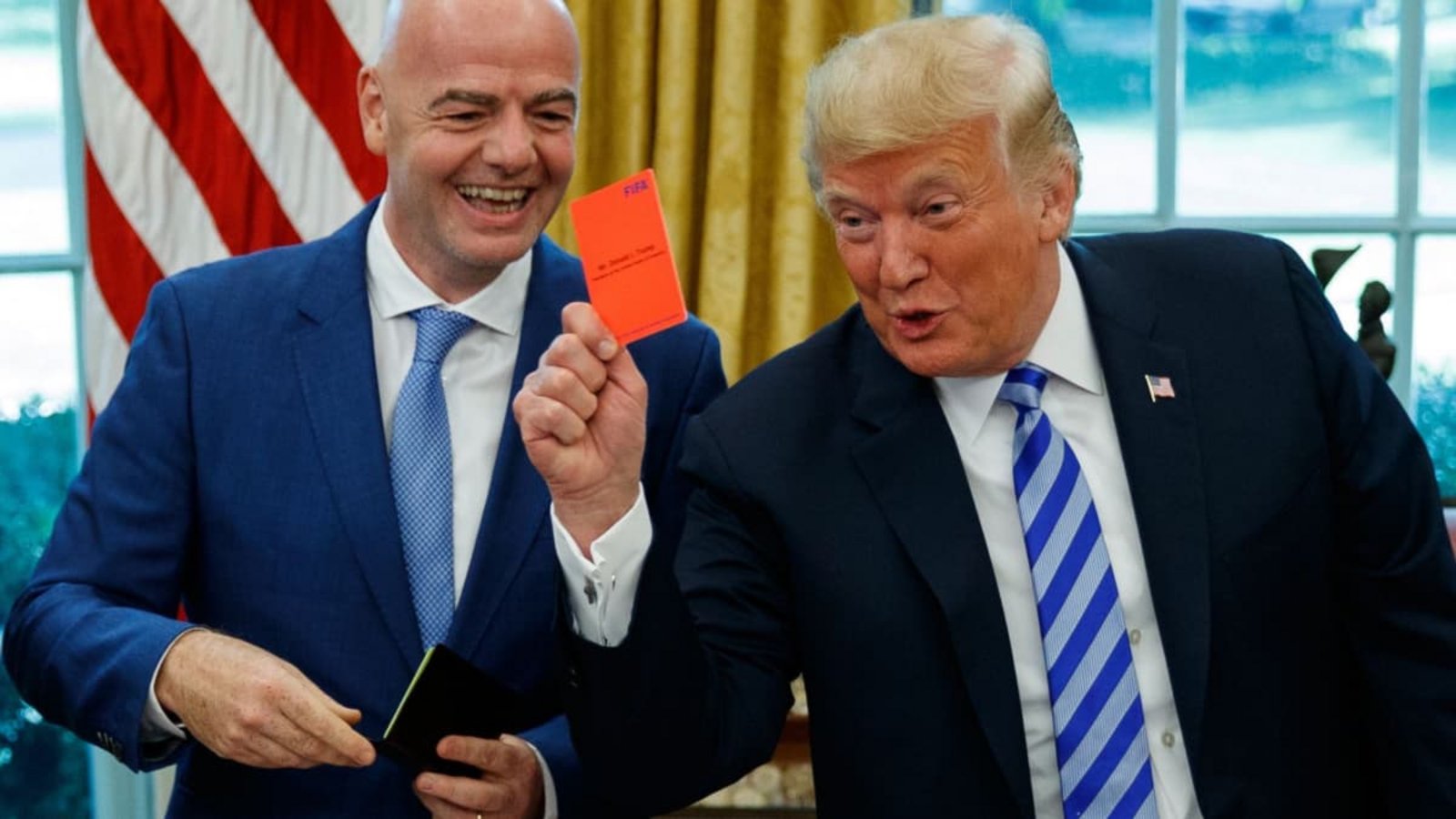 Donald Trump (mit Gianni Infantino) will auch Journalisten die Rote Karte zeigen - mutmaßlich kritischen.Evan Vucci/AP/dpa