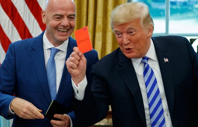 Donald Trump (mit Gianni Infantino) will auch Journalisten die Rote Karte zeigen - mutmaßlich kritischen.<span class='image-autor'>Evan Vucci/AP/dpa</span>