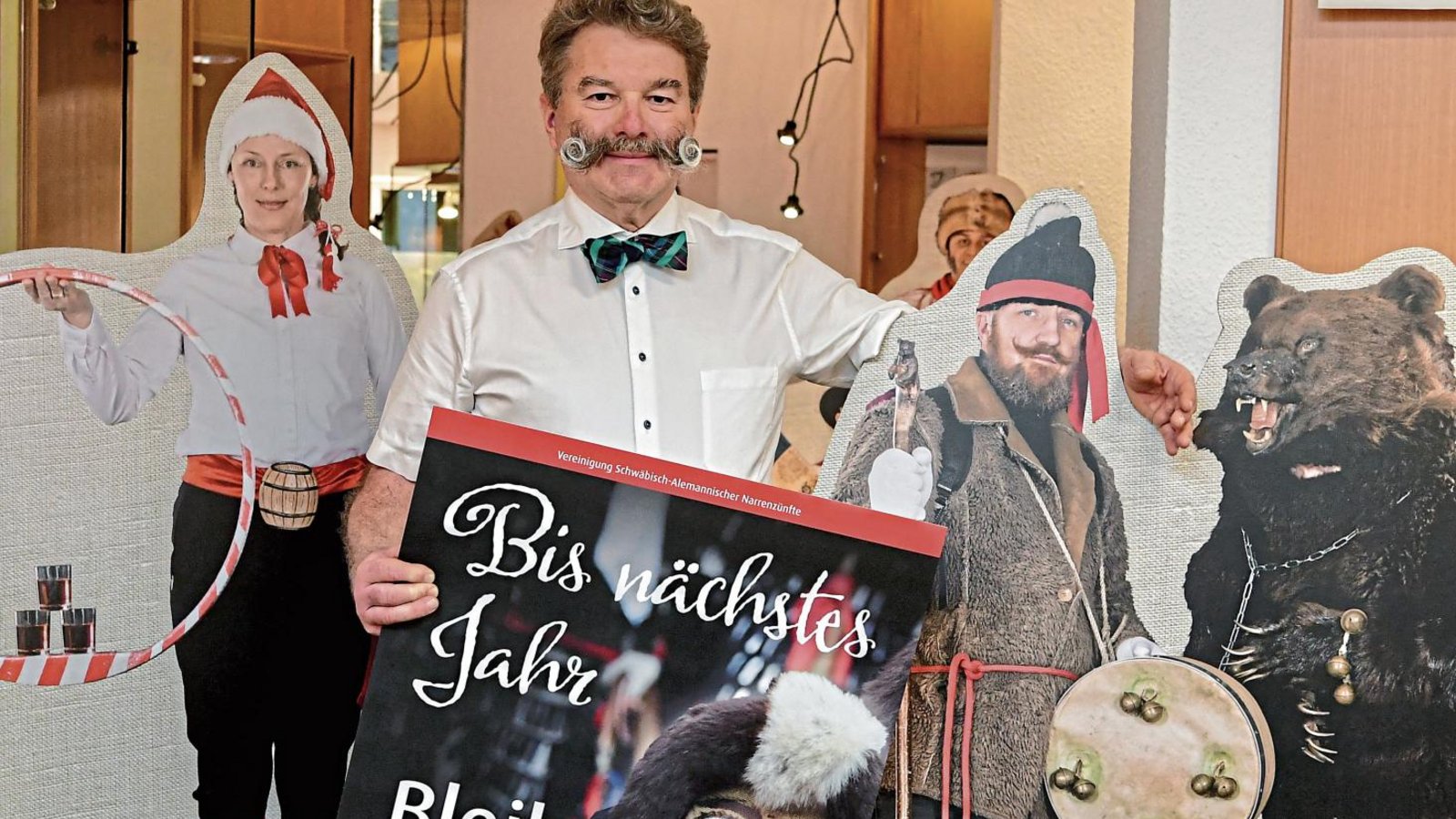 Zunftmeister Thomas Lutsch präsentiert die Urzeln-Aufsteller und Plakate. Foto: Kalb