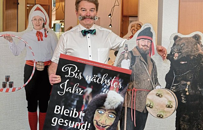 Zunftmeister Thomas Lutsch präsentiert die Urzeln-Aufsteller und Plakate. Foto: Kalb