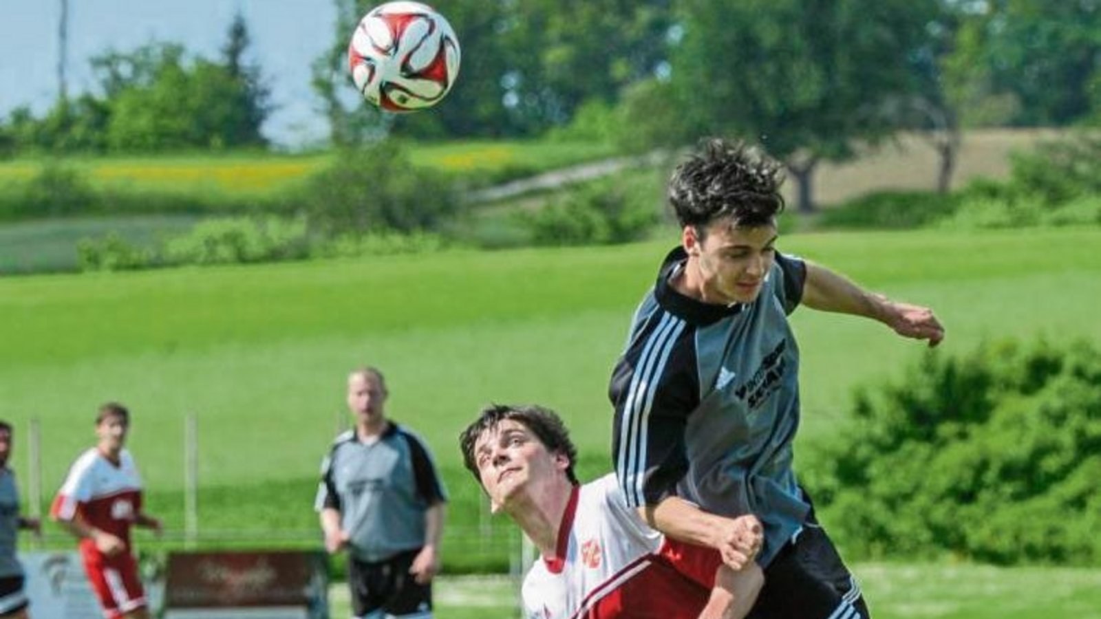 Großglattbachs Tobias Baisch (grauer Dress) gewinnt das Kopfballduell gegen SCH-Akteur Benjamin Hellwig und siegt mit 3:1. Foto: Leitner Großglattbachs Tobias Baisch (grauer Dress) gewinnt das Kopfballduell gegen SCH-Akteur Benjamin Hellwig und siegt mit 3:1. Foto: Leitner