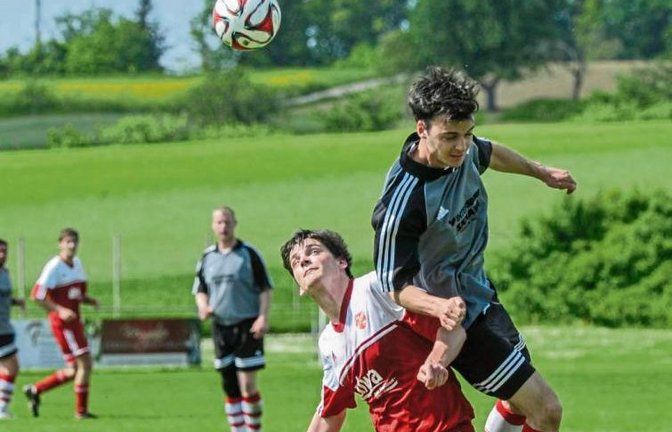 Großglattbachs Tobias Baisch (grauer Dress) gewinnt das Kopfballduell gegen SCH-Akteur Benjamin Hellwig und siegt mit 3:1. Foto: Leitner
