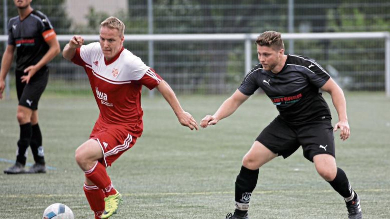 Auch wenn hier Rainer Lederer (SGM Hohenhaslach/Freudental) seinem Sachsenheimer Bewacher Eike Fiedler enteilt, gewann die SGM Sachsenheim das Derby und führt die Tabelle an. Foto: Küppers