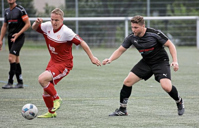 Auch wenn hier Rainer Lederer (SGM Hohenhaslach/Freudental) seinem Sachsenheimer Bewacher Eike Fiedler enteilt, gewann die SGM Sachsenheim das Derby und führt die Tabelle an. Foto: Küppers