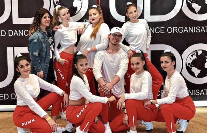 Stolz präsentiert das Team Unverbesserlich (von links oben im Uhrzeigersinn) den Siegerpokal. V.A.I. müssen dagegen noch als Team zusammenwachsen. Jeweils mit dem Holzplatz mussten die Rough Diamonds, die erst im vergangenen Jahr ihr Debüt gegeben haben, sowie No L!mits nach einer Saison Wettkampfpause zufrieden geben. Fotos: privat