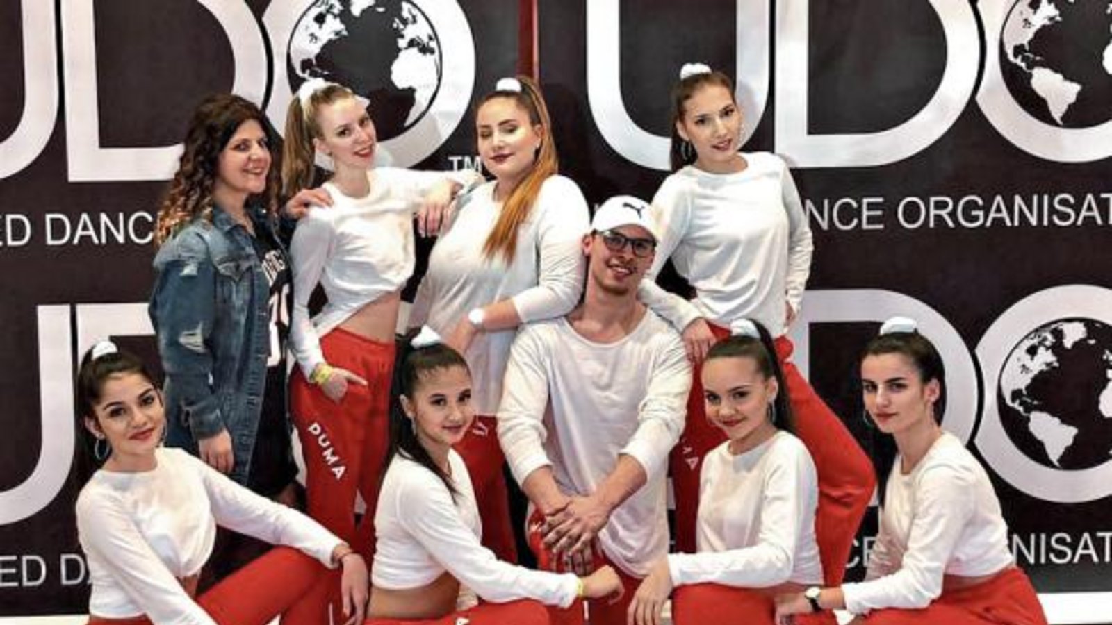 Stolz präsentiert das Team Unverbesserlich (von links oben im Uhrzeigersinn) den Siegerpokal. V.A.I. müssen dagegen noch als Team zusammenwachsen. Jeweils mit dem Holzplatz mussten die Rough Diamonds, die erst im vergangenen Jahr ihr Debüt gegeben haben, sowie No L!mits nach einer Saison Wettkampfpause zufrieden geben. Fotos: privat Stolz präsentiert das Team Unverbesserlich (von links oben im Uhrzeigersinn) den Siegerpokal. V.A.I. müssen dagegen noch als Team zusammenwachsen. Jeweils mit dem Holzplatz mussten die Rough Diamonds, die erst im vergangenen Jahr ihr Debüt gegeben haben, sowie No L!mits nach einer Saison Wettkampfpause zufrieden geben. Fotos: privat