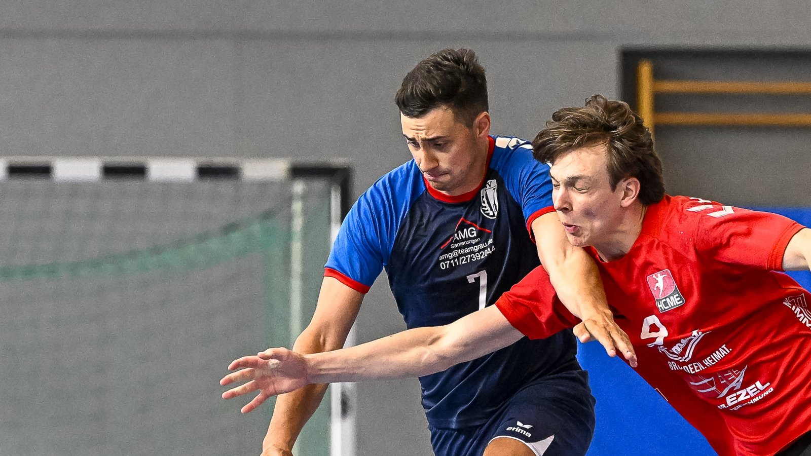 Der TSV Oberriexingen (links Sebastian Grau) behält gegen den HC Metter-Enz mit Florian Hein in diesem Jahr in allen Belangen die Oberhand und gewinnt das Derby mit 31:19. Foto: Leitner