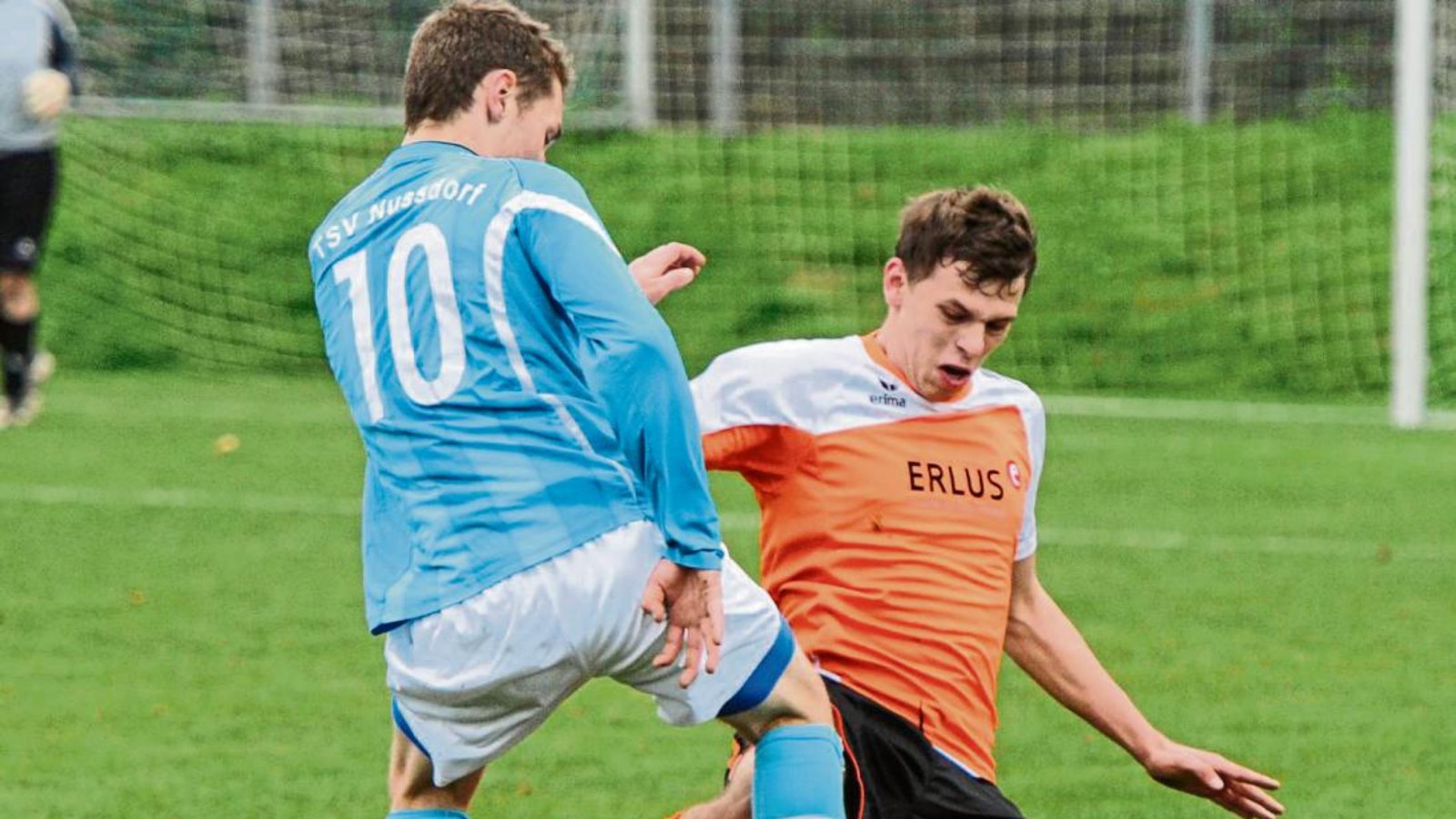 Joshua Strasser (rechts) ist einer der Spieler, auf die Trainer Daniel Fuchs nach langer Verletzungspause wieder zurückgreifen kann. Foto: Leitner