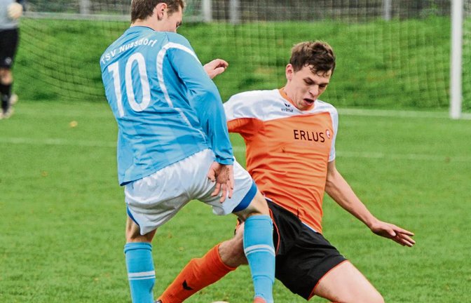 Joshua Strasser (rechts) ist einer der Spieler, auf die Trainer Daniel Fuchs nach langer Verletzungspause wieder zurückgreifen kann. Foto: Leitner