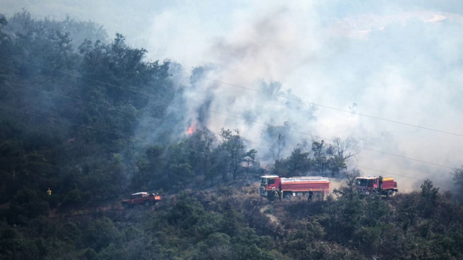 Feuerwehrleute bekämpfen einen Waldbrand in Ille-sur-Têt in Südfrankreich.Thibault Camus/AP/dpa