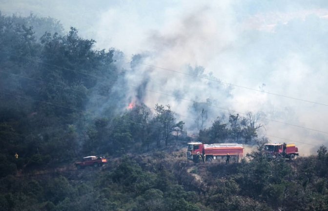 Feuerwehrleute bekämpfen einen Waldbrand in Ille-sur-Têt in Südfrankreich.<span class='image-autor'>Thibault Camus/AP/dpa</span>