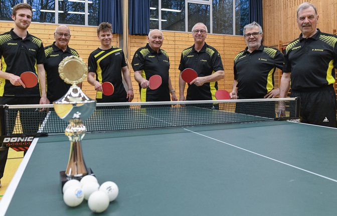 Ohne Punktverlust hat sich der TSV Ensingen III mit (von links) Niklas Müller, Gerhard Weiler, Lukas Gerlach, Robert Wolfsegger, Joachim Schultz, Rainer Schell und Peter Schmid den Titel in der Kreisliga C Gruppe 3 gesichert. <span class='image-autor'>Foto: Leitner</span>