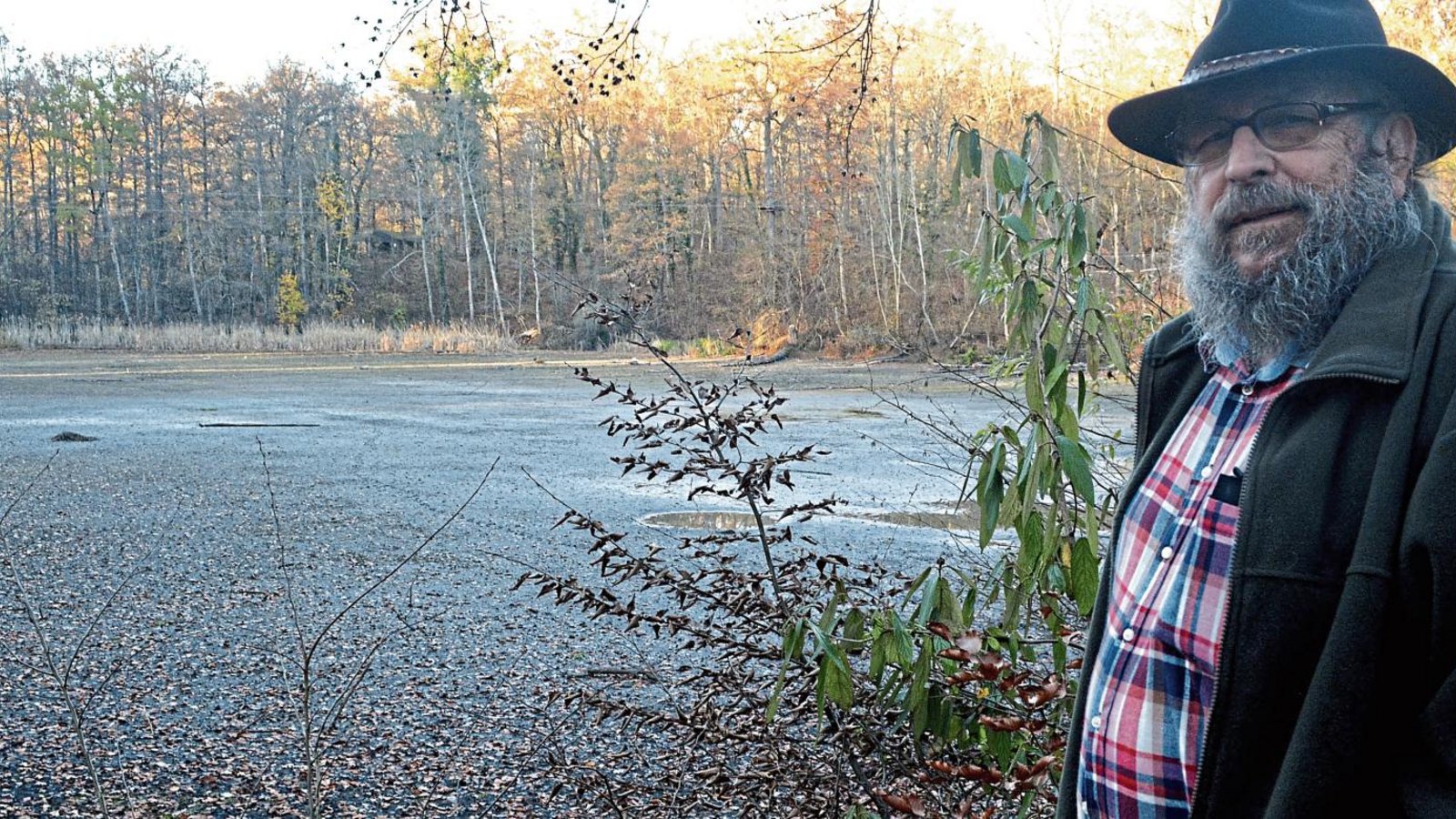 Lothar Strobel, Gewässerwart des Angelsportvereins Illingen, vor dem fast trockenen mittleren Klostersee. Fotos: Stahlfeld Lothar Strobel, Gewässerwart des Angelsportvereins Illingen, vor dem fast trockenen mittleren Klostersee. Fotos: Stahlfeld