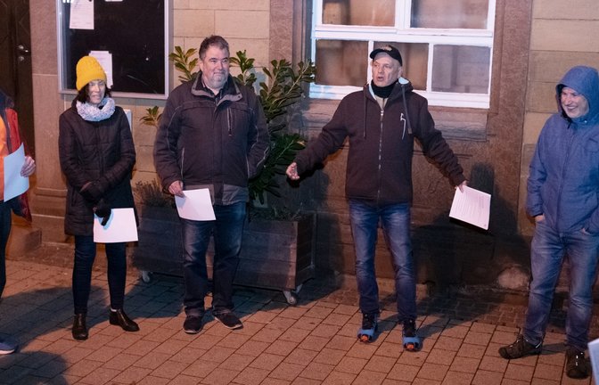 Wilfried Kußmaul, Dietrich Ebeling und Wilfried Hartmann (von rechts) beim Start des Gebets-Walk am Donnerstagabend.  <span class='image-autor'>Foto: Fotomoment</span>