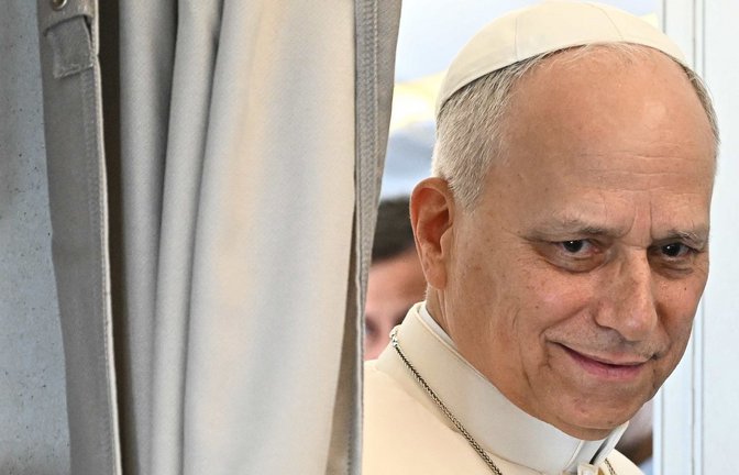Papst Leo äußert sich im Flugzeug vor Journalisten.<span class='image-autor'>Foto: Luca Zennaro/Ansa Pool via AP/dpa</span>