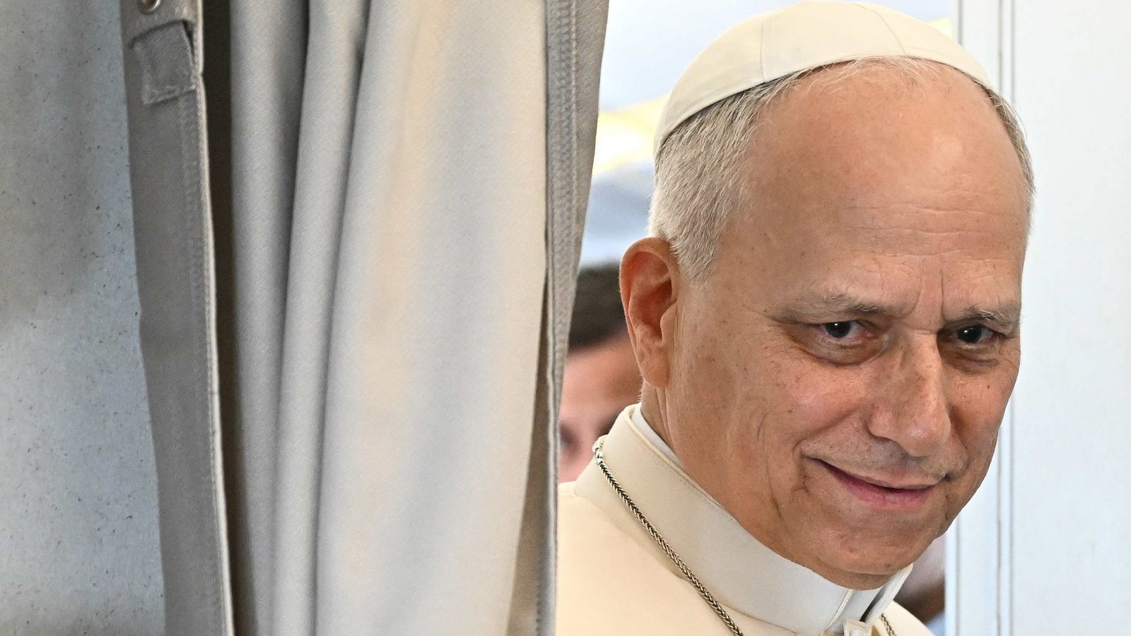 Papst Leo äußert sich im Flugzeug vor Journalisten.Foto: Luca Zennaro/Ansa Pool via AP/dpa