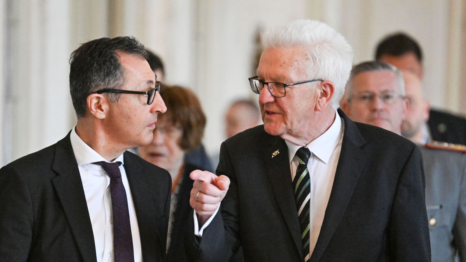 Der scheidende und der (vermutlich) neue Ministerpräsident: Kretschmann und ÖzdemirFoto: Bernd Weißbrod/dpa Der scheidende und der (vermutlich) neue Ministerpräsident: Kretschmann und ÖzdemirFoto: Bernd Weißbrod/dpa