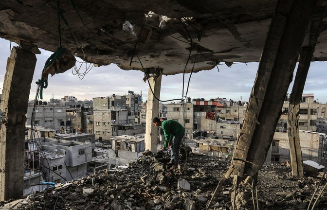 Ein Palästinenser inspiziert sein Haus, das bei einem israelischen Luftangriff auf Rafah zerstört wurde (Archivfoto).<span class='image-autor'>Foto: dpa/Abed Rahim Khatib</span>