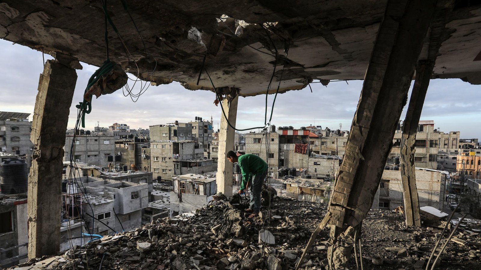 Ein Palästinenser inspiziert sein Haus, das bei einem israelischen Luftangriff auf Rafah zerstört wurde (Archivfoto).Foto: dpa/Abed Rahim Khatib
