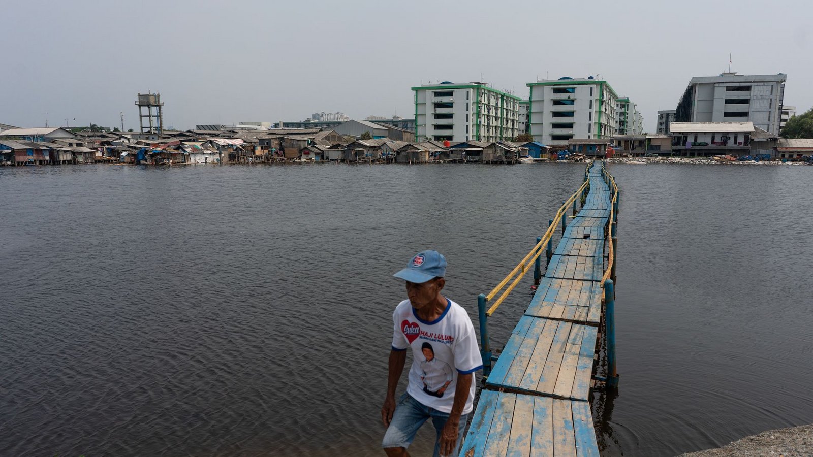Das Viertel Muara Baru von Jakarta liegt unter dem Meeresspiegel und ist oft von Überschwemmungen betroffen.Foto: Fauzan Ijazah/dpa