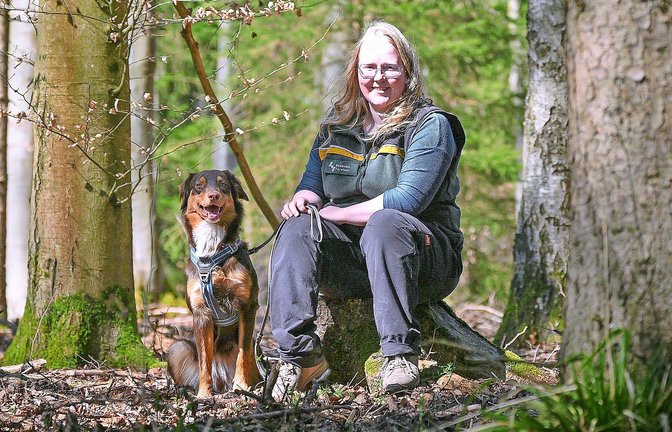 Sophie Bloß samt  Hündin Frieda an ihrem Arbeitsplatz im Enzkreis.<span class='image-autor'>Foto: Simon Granville</span>