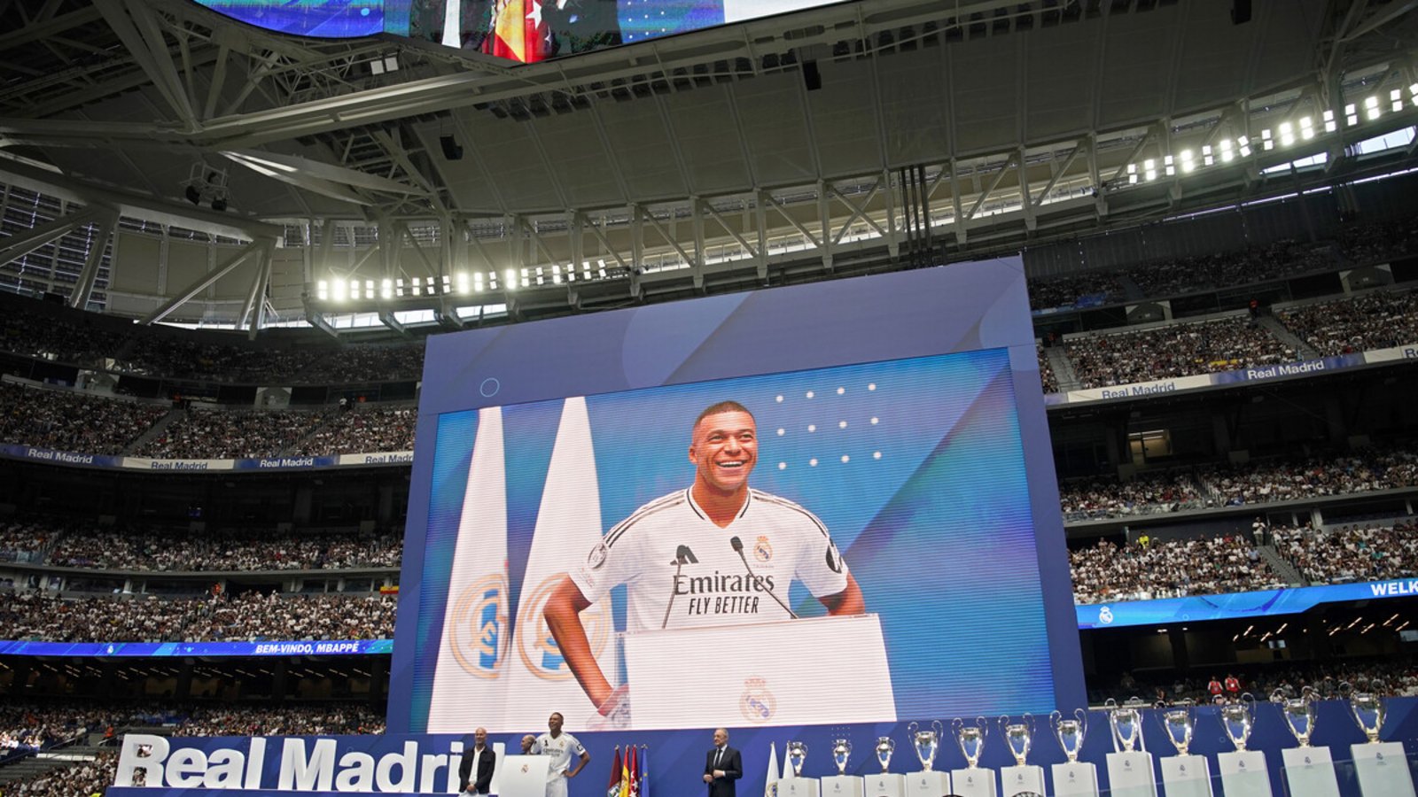 Mit dem französischen Starstürmer Kylian Mbappé will Real seiner üppigen Trophäensammlung weitere Pokale hinzufügen.Foto: dpa/Andrea Comas
